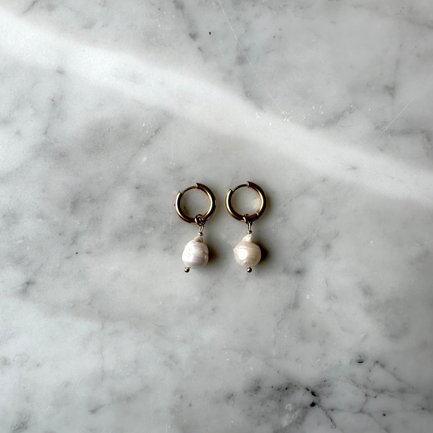 Lisa|2 in 1|Minimalistic baroque pearls earrings