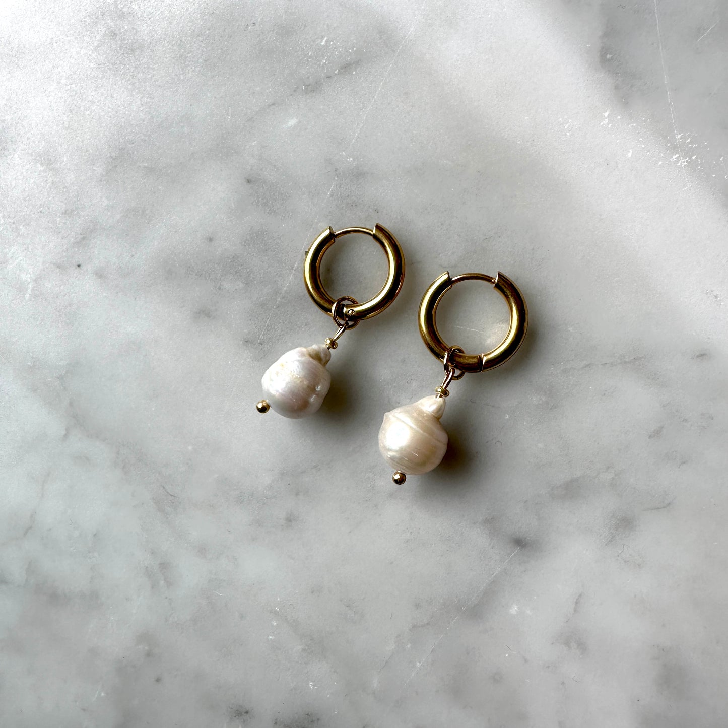 Lisa|2 in 1|Minimalistic baroque pearls earrings