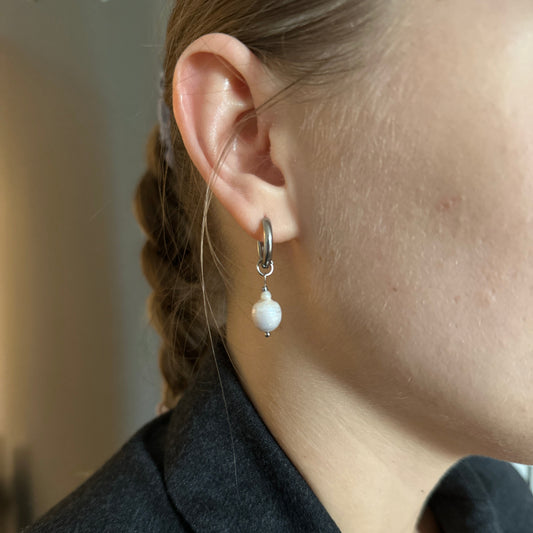 Lisa|2 in 1|Minimalistic baroque pearls earrings
