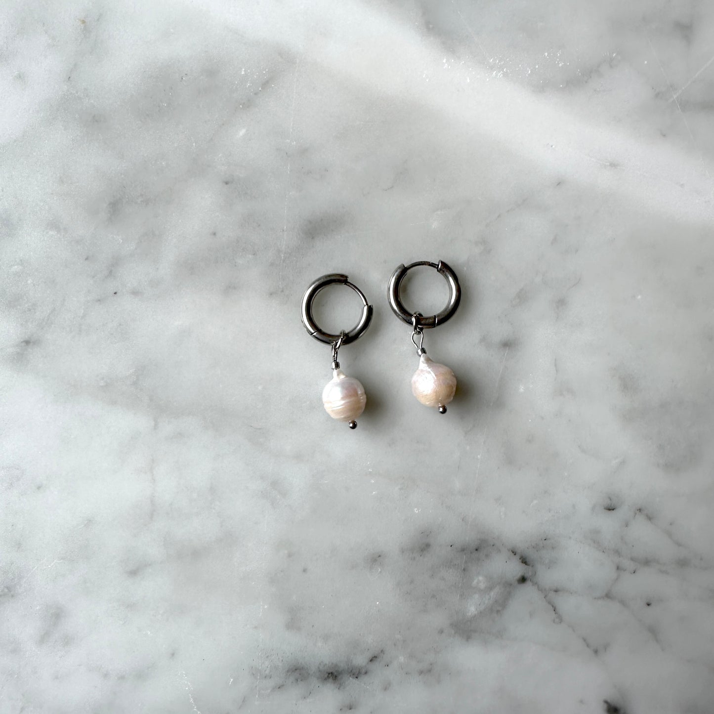 Lisa|2 in 1|Minimalistic baroque pearls earrings