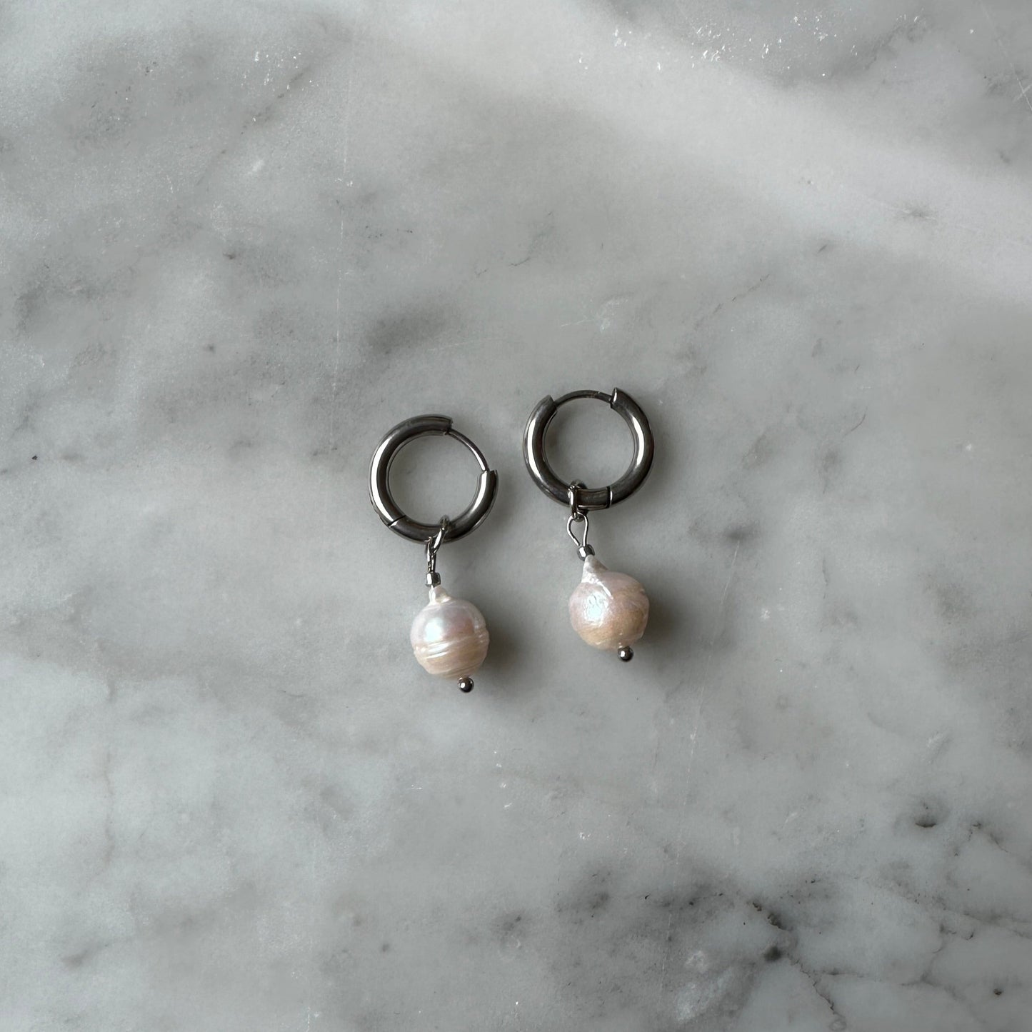 Lisa|2 in 1|Minimalistic baroque pearls earrings