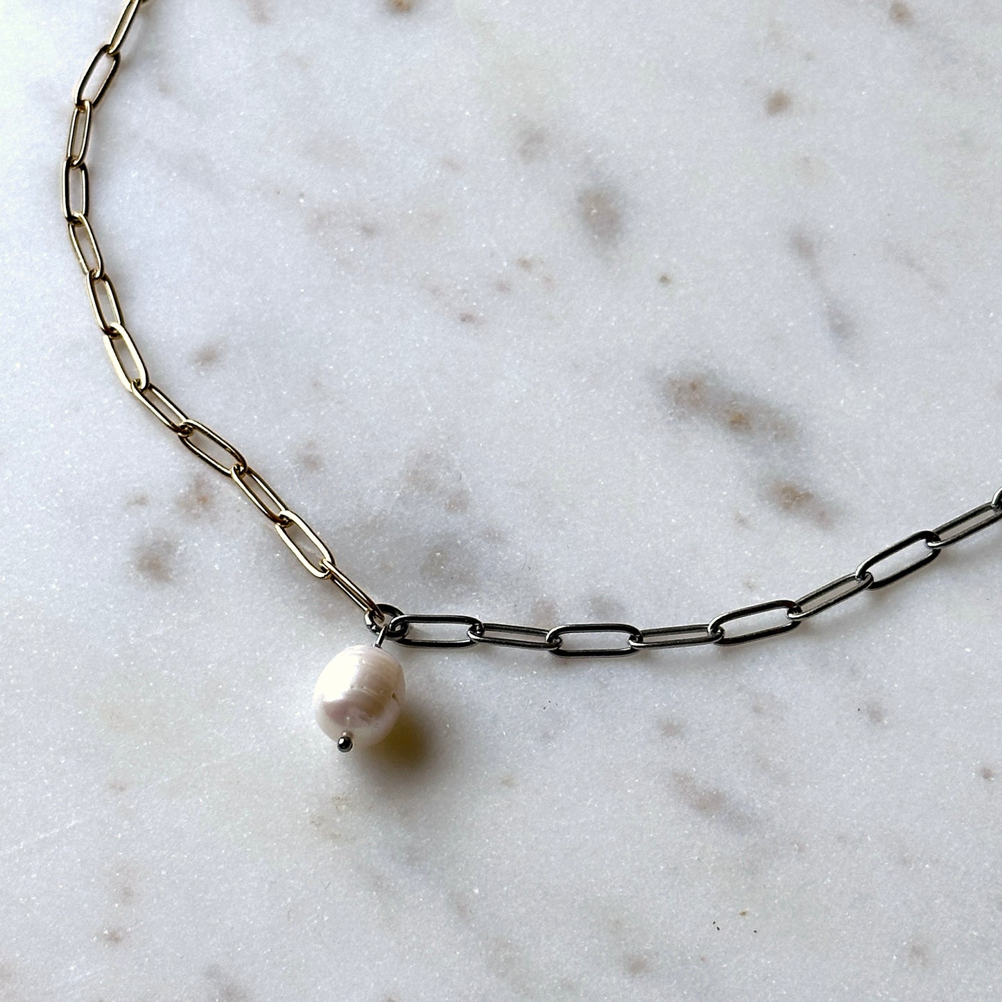 Erika|Duotone chain pearl necklace