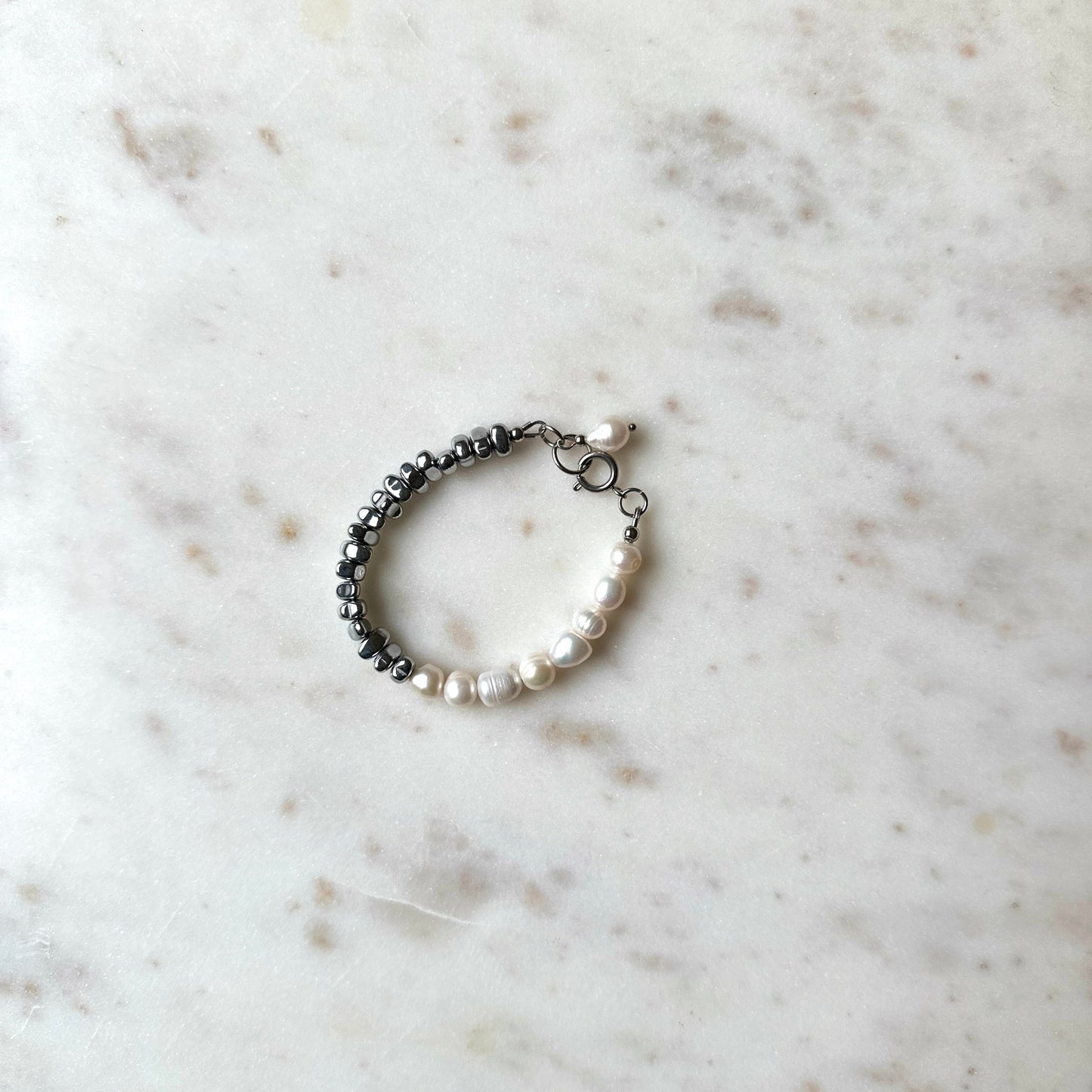 Isabell|Upcycled pearls with hematites bracelet