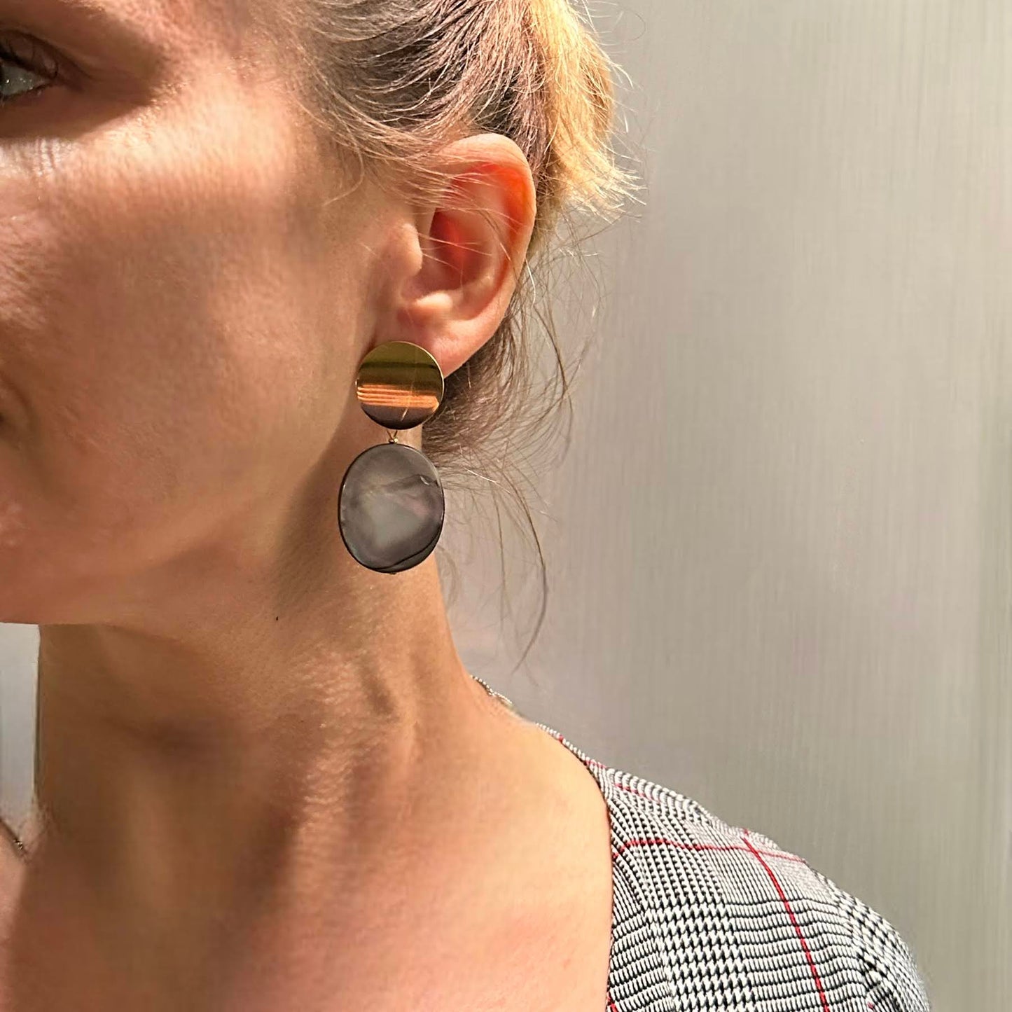 Mona｜Upcycled mother-of-pearl earrings