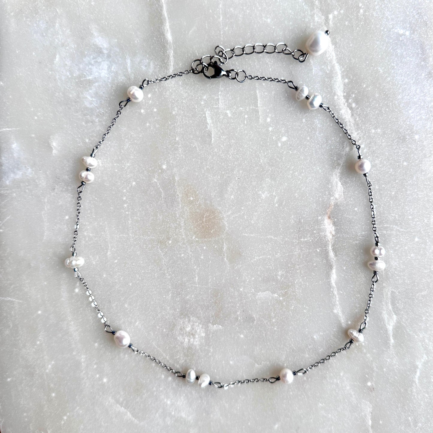 Zoe｜Upcycled pearls on a thin necklace