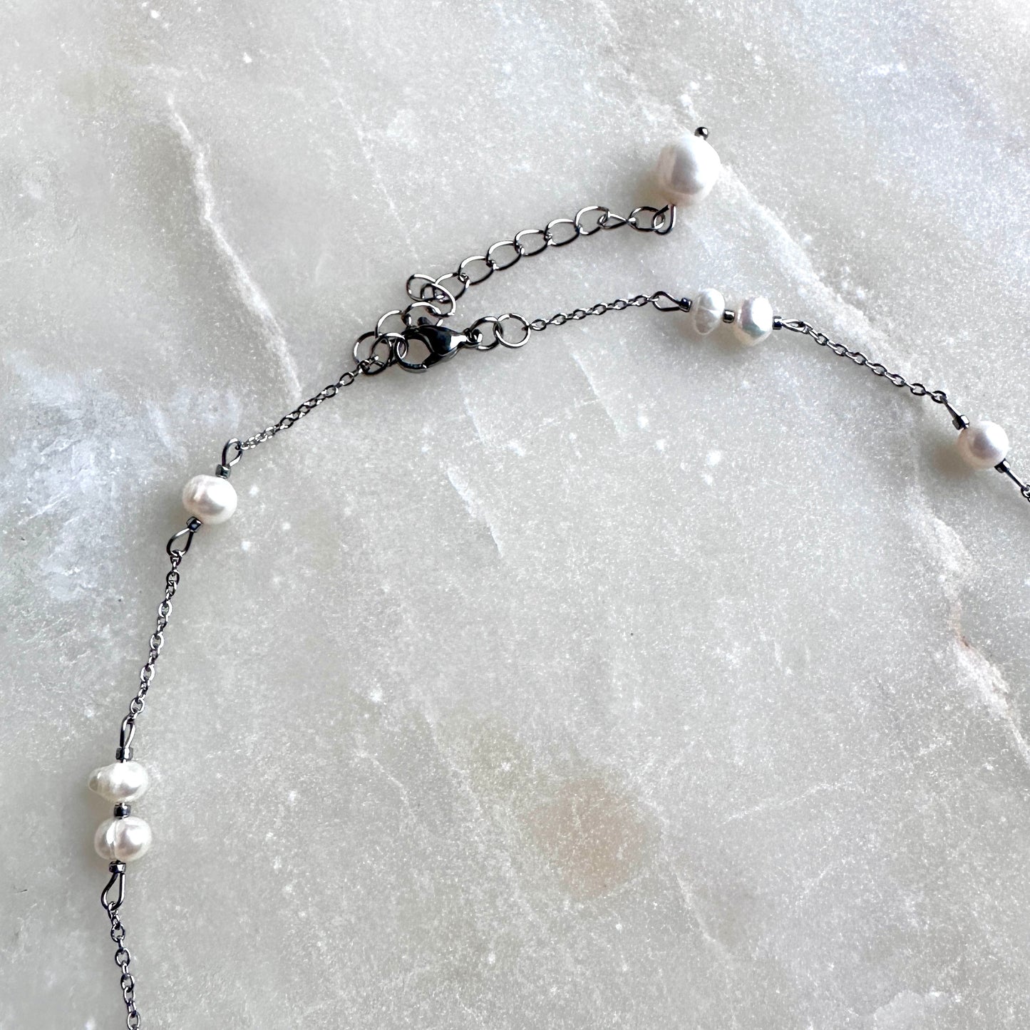 Zoe｜Upcycled pearls on a thin necklace