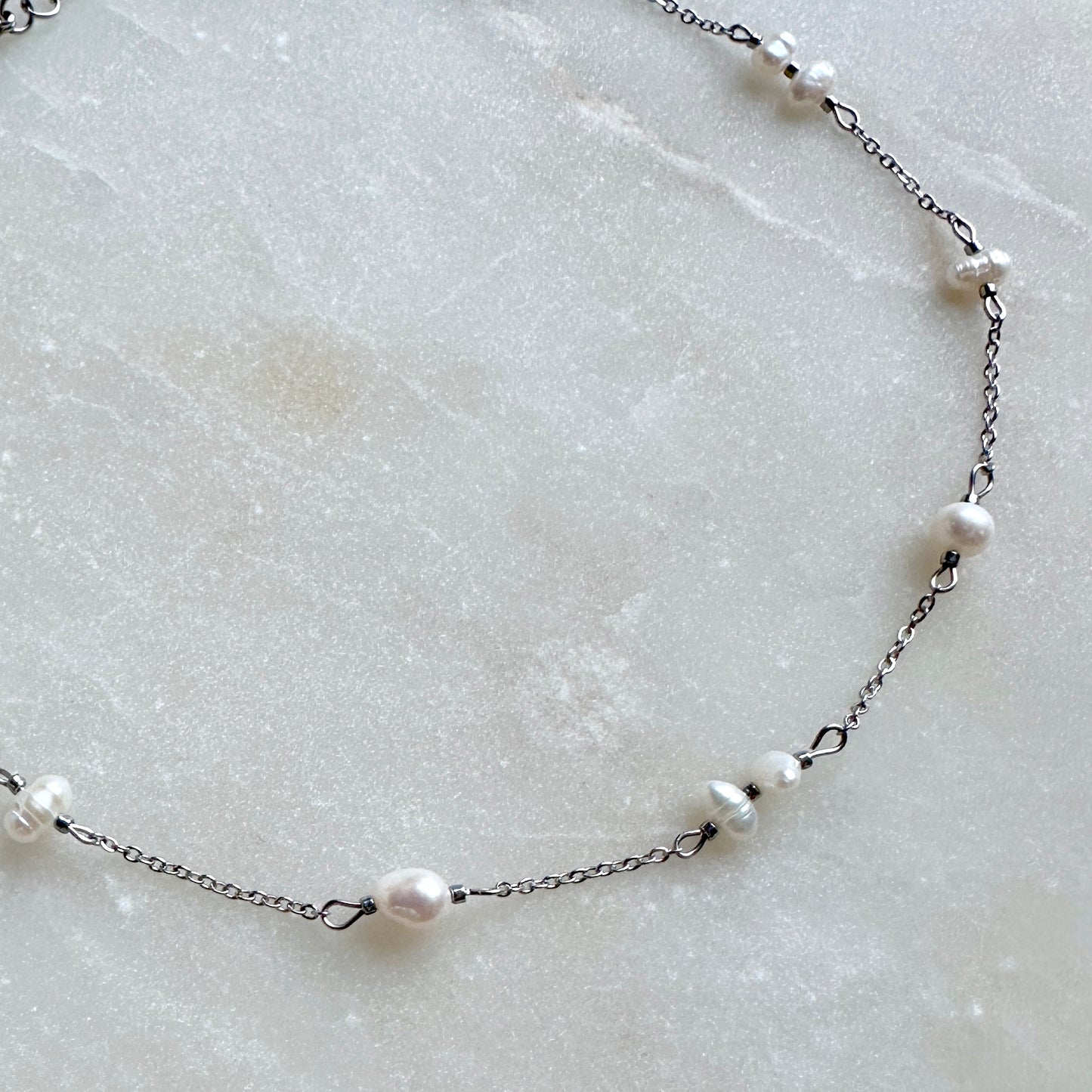 Zoe｜Upcycled pearls on a thin necklace