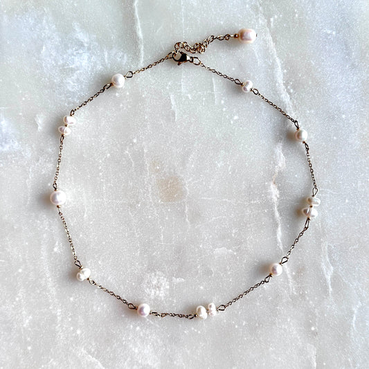 Zoe｜Upcycled pearls on a thin necklace