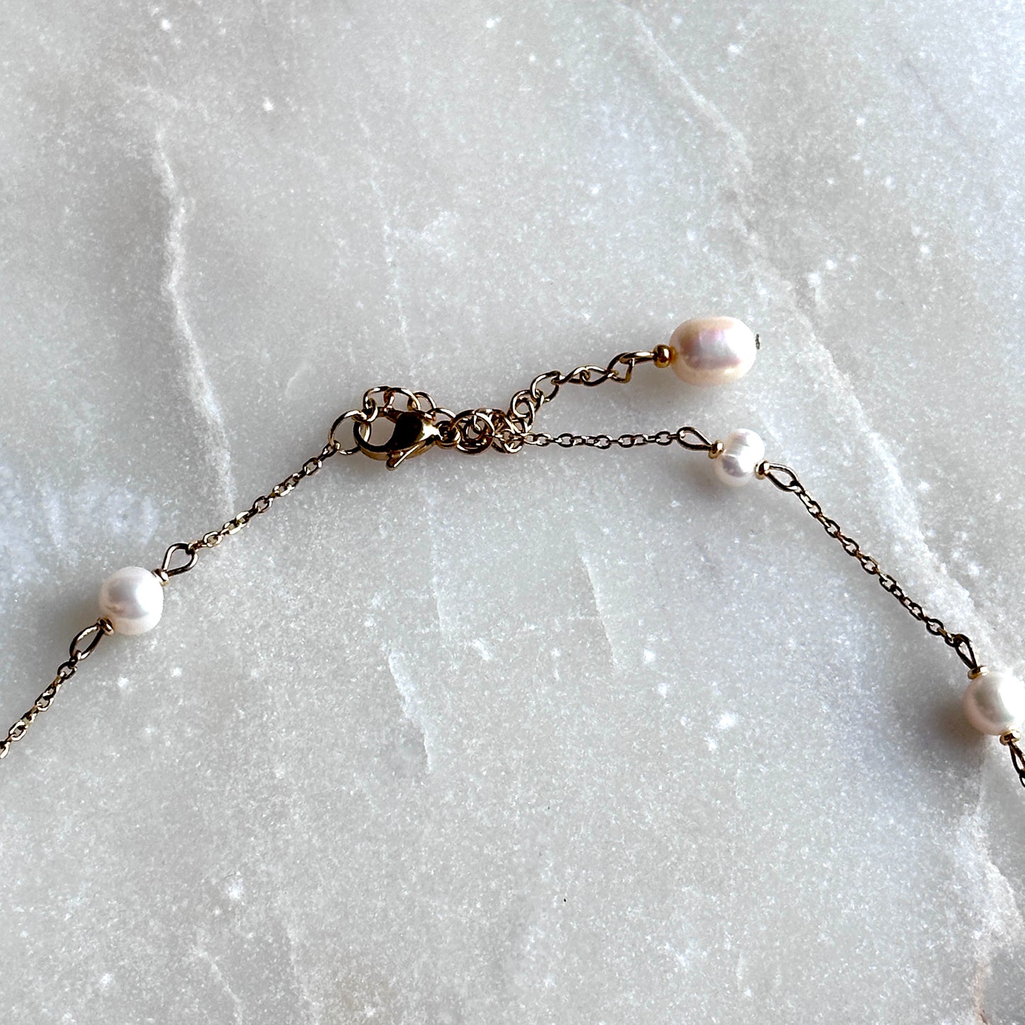 Zoe｜Upcycled pearls on a thin necklace