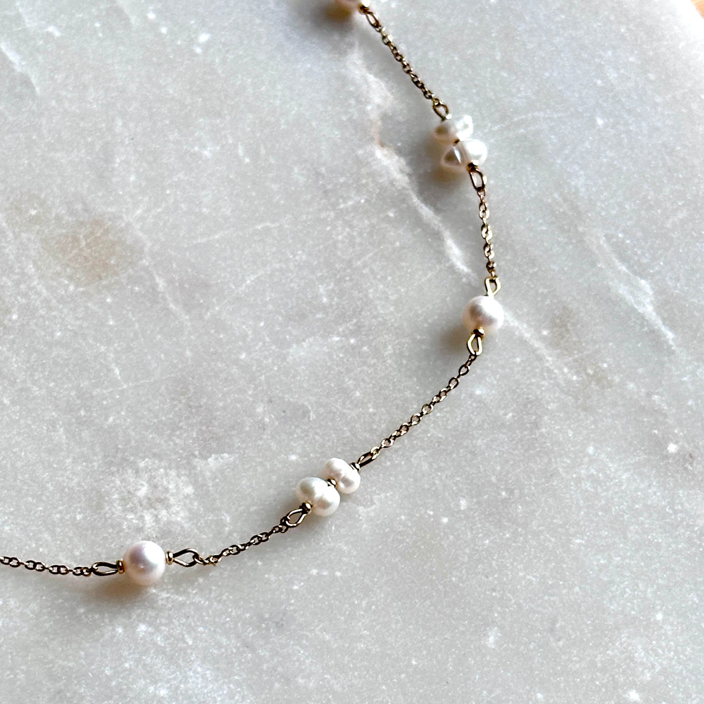 Zoe｜Upcycled pearls on a thin necklace