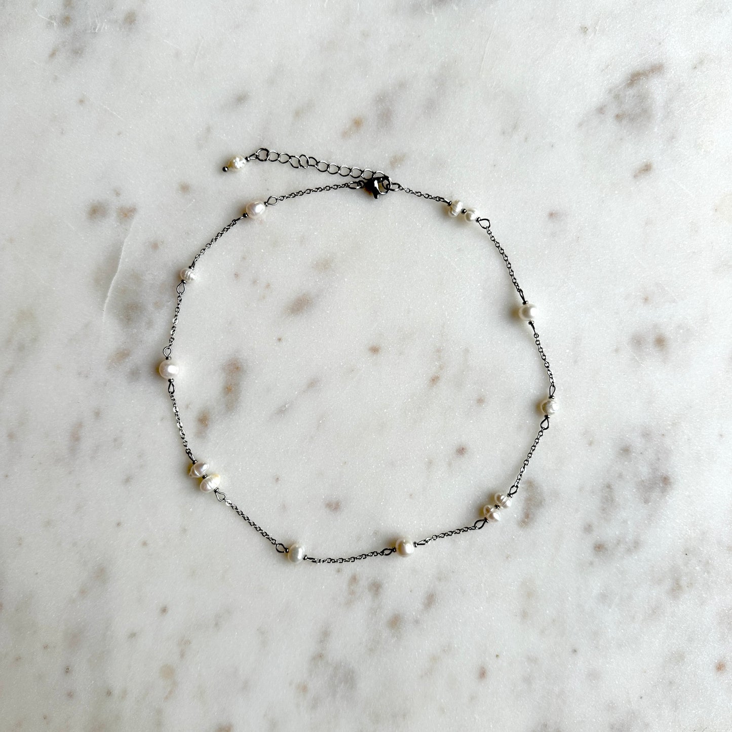 Zoe | Delicate pearls and chain