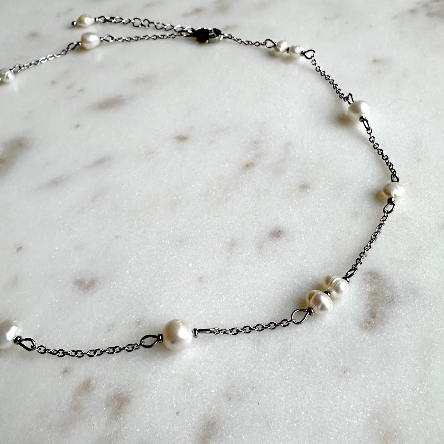 Zoe | Delicate pearls and chain